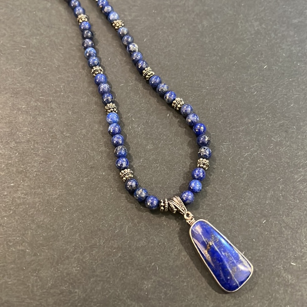 Beautiful necklace - Picture 2 of 8